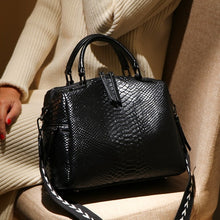 Load image into Gallery viewer, Sac à Main en Cuir Élégant pour Femme
